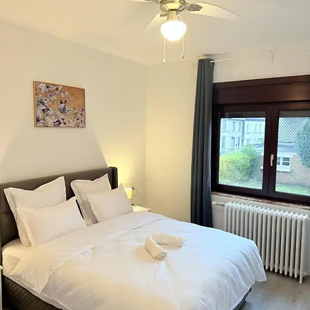 3 Bedrooms, 2 Studios, 1 Apartment, Independent Ferienhaus Charleroi
