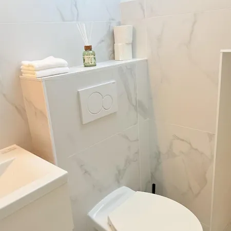 3 Bedrooms, 2 Studios, 1 Apartment, Independent Ferienhaus Charleroi
