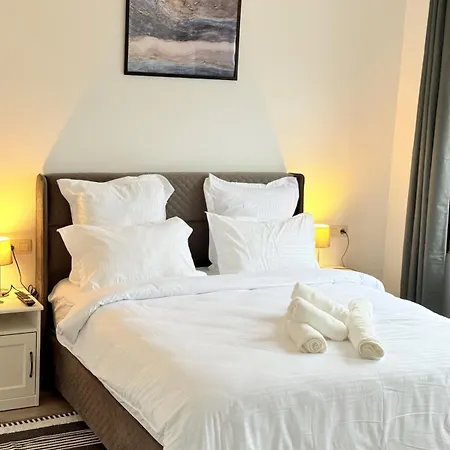 3 Bedrooms, 2 Studios, 1 Apartment, Independent Ferienhaus *