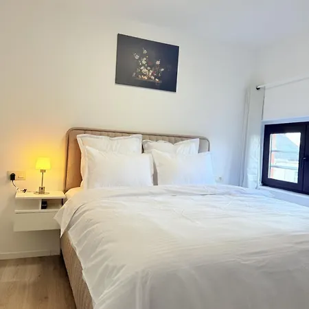 3 Bedrooms, 2 Studios, 1 Apartment, Independent Ferienhaus Charleroi