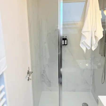 3 Bedrooms, 2 Studios, 1 Apartment, Independent Ferienhaus *