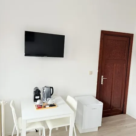 Ferienhaus 3 Bedrooms, 2 Studios, 1 Apartment, Independent Charleroi