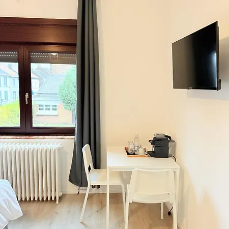 3 Bedrooms, 2 Studios, 1 Apartment, Independent Ferienhaus Charleroi