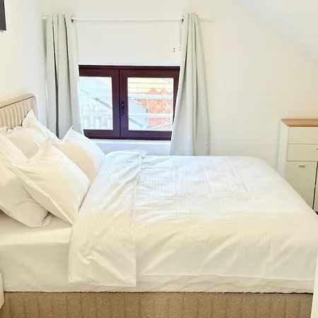 3 Bedrooms, 2 Studios, 1 Apartment, Independent Ferienhaus *